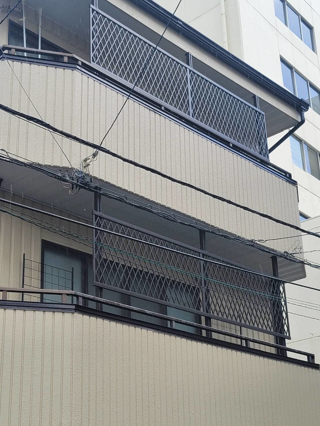 ベランダ転落防止冊設置 | 名古屋市西区のエクステリア工事ならイズ美