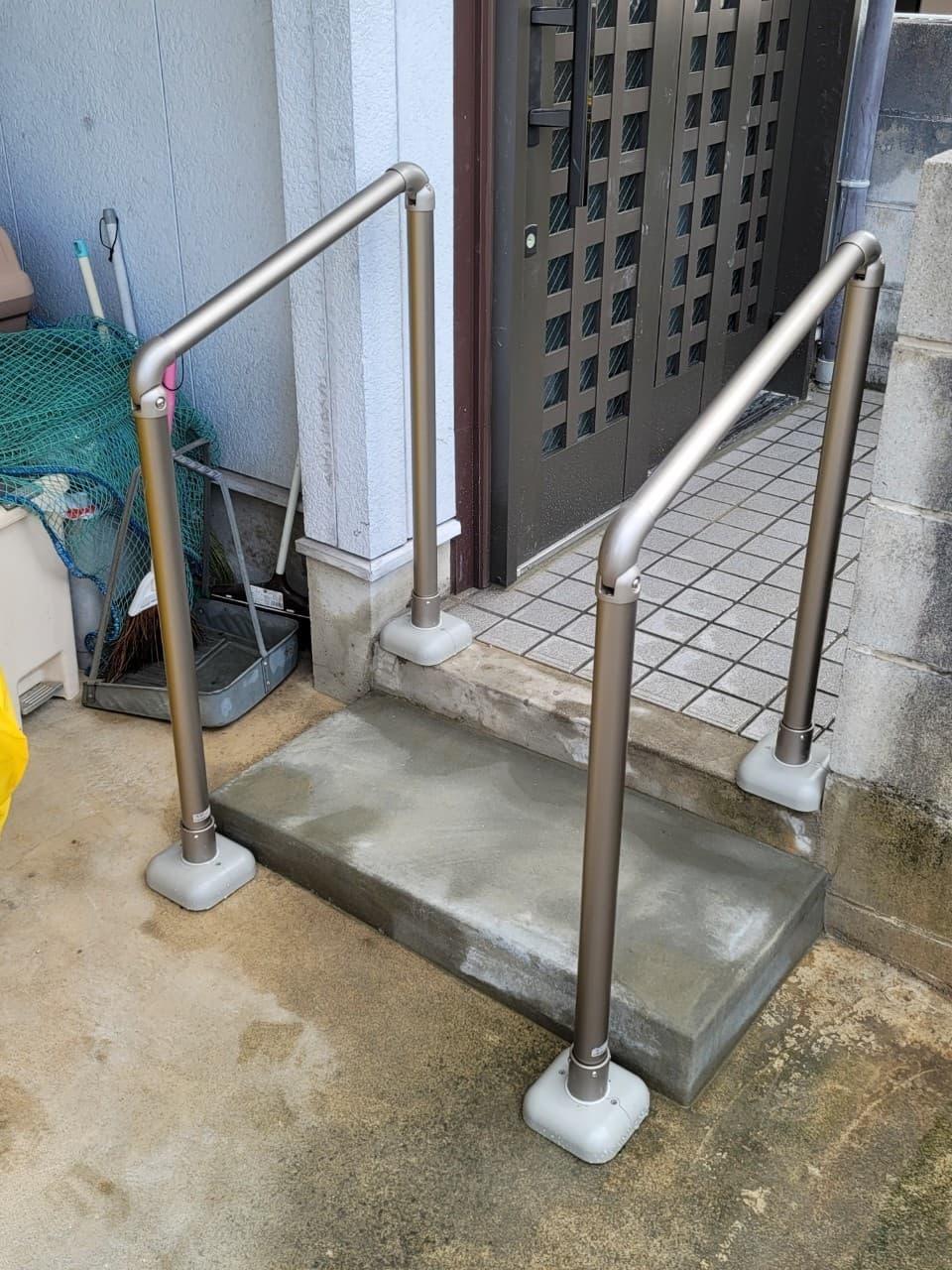 玄関手すり設置 | 名古屋市西区のエクステリア工事ならイズ美