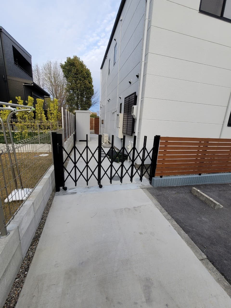 アコーディオンゲート設置 | 名古屋市西区のエクステリア工事ならイズ美